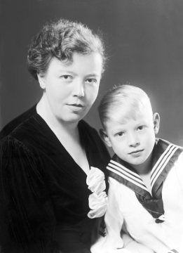 Margarete Sander, geb. Kalle (geb. 21.9.1900 in Hamm, gestorben 9.1.1984)  mit Sohn Karl-Heinrich Sander (geb. 12.1.1927, gestorben 7.11.2010), Atelier Viegener, Hamm.