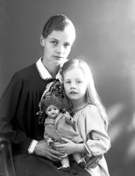 Frau Funke und Tochter, Hamm - Familie des Juristen Dr. Hermann Funke (*4.6.1895), Leiter des Landwirtschaftguts von Haus Kentrop. Atelier Viegener, Hamm. Undatiert.