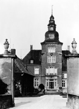 Wasserschloss Haus Sandfort, Torturm des Herrenhauses, Anlage erbaut im 16. und 17. Jh., Aufnahme um 1930?