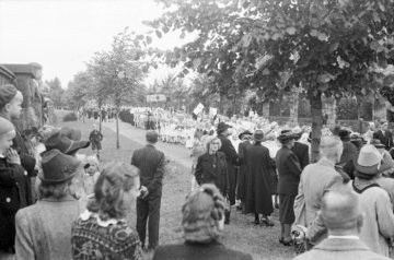 Prozession der St. Agnes-Gemeinde, Hamm - Nachkriegszeit: Prozessionszug auf der Ostenallee [?]. Um 1946/47 [?]