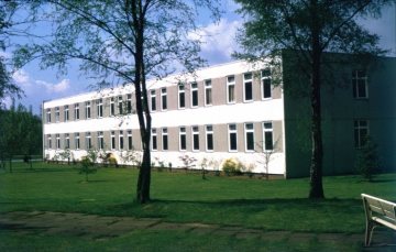 Westfälische Klinik für Psychiatrie Gütersloh: Krankengebäude mit Grünanlage, 1974.