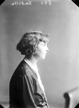 Fräulein Radtke, Angestellte der Reichsbank. Atelier Viegener, Hamm. Mai 1930. [Vgl. Bild-Nr. 17_2400]