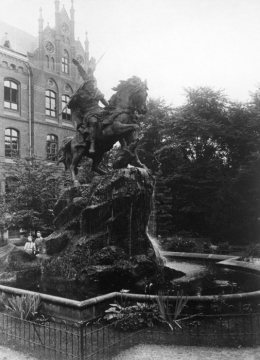 Widukind-Denkmal ("Widukindbrunnen") in Herford. Undatiert, um 1922?
