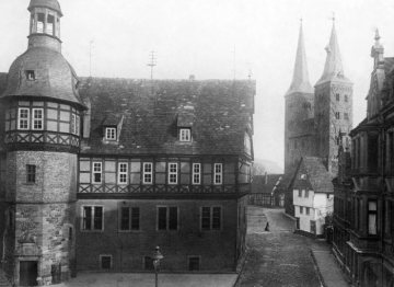 Das Rathaus, Fachwerkbau der Weserrenaissance mit achteckigem Treppenturm, errichtet um 1610