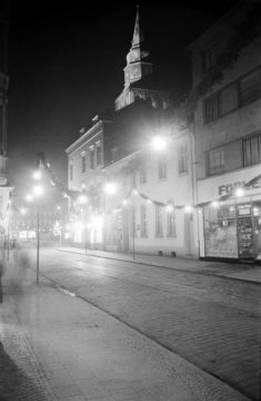 Hamm-Altstadt um 1940: Die Südstraße im weihnachtlichen Lichterschmuck - Blick Richtung Marktplatz und Pauluskirche. Undatiert.