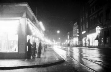 Hamm-Altstadt bei Nacht: Blick durch die Weststraße [vor 1945 "Große Weststraße" und "Adolf-Hitler-Straße]. Undatiert. 
