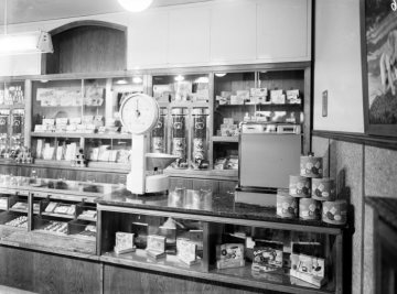 Fricke’s Kaffee, Hamm - Spezialgeschäft für Kaffee und Tee der Kaffeerösterei Wilhelm Fricke: Blick in das Ladenlokal Weststraße 60. Undatiert, 1950er Jahre. 
