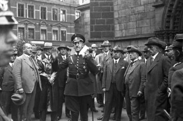 Hamm zur NS-Zeit: Polizeimajor Kurt Küllmer mit Vertretern der Hammer Ärzteschaft vor der Pauluskirche aus Anlass einer Giftgas-Übung der Polizei am 24. September 1934.