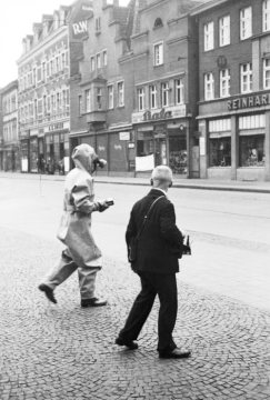 Hamm zur NS-Zeit: Giftgas-Übung der Polizei am 24. September 1934 - Einsatz am Marktplatz, begleitet von einem Fotografen mit schussbereiter Kamera.