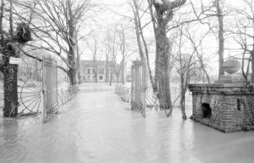Hochwasser bei Haus Caldenhof an der Ahse, Hamm-Westtünnen. Undatiert, um 1960.