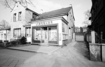 Wohnhaus und Fotoatelier Josef Viegener, Hamm (gegr. 1925) - seit 1949 an der Ostenallee 29 neben Steinmetz Wilhelm Kilhey (zuvor Geschäftslokal Oststraße 36, durch Bombeneinschlag zerstört 1944). Undatiert.