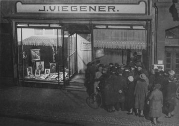 Fotoatelier Josef Viegener, Hamm: Schaulustige beim Betrachten eines Werbefilms im Schaufenster des Geschäftes Oststraße 47 (ab 1930 Oststraße 36). Undatiert, um 1928.
