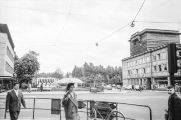 Hamm - Westentor mit Modehaus Grüter & Schimpff (links) und Kreissparkasse (rechts). Im Hintergrund rechts: der Westentor-Bunker aus dem Zweiten Weltkrieg. Undatiert, um 1965.