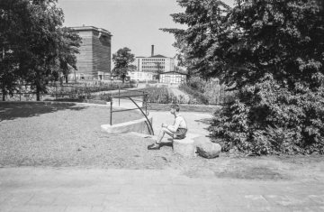 Hamm - Grünanlage am Südring mit Blick auf den Westentor-Bunker aus dem Zweiten Weltkrieg. Um 1960.