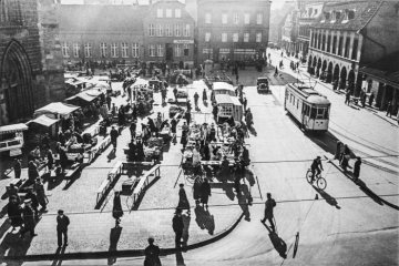 Marktplatz Hamm vor 1944: Wochenmarkt an der Pauluskirche, Blick Richtung Südstraße. Rechts: altes Rathaus - in Funktion bis 1927, im Zweiten Weltkrieg zerstört. Undatiert.