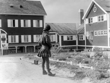 Dr. Hermann Reichling, Forschungsexkursionen: Schweden, Juli 1926 - Same (Lappe) in traditioneller Kleidung, Touristenstation Abisko, Norschweden.