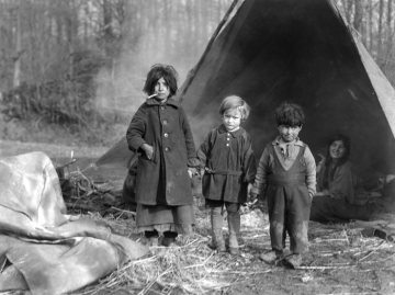 Hermann Reichling - Begegnungen unterwegs: Reichlings Sohn Dietrich mit zwei Romakindern, Borghorst, Februar 1927.