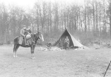 Hermann Reichling - Begegnungen unterwegs: Romafamilie in Borghorst, Februar 1927. Auf dem Pferd: Sohn Dieter Reichling (rechts).