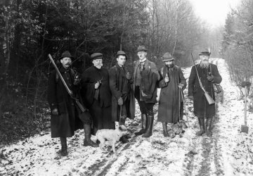 Dr. Hermann Reichling (Mitte rechts) auf einem Jagdausflug - ohne Ort, undatiert, 1930er Jahre.