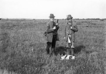 Dr. Hermann Reichling (links) auf der Jagd im Emsdettener Venn (?), Mai 1933.