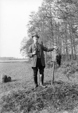 Dr. Hermann Reichling mit dem Jagduhu (auch "Hüttenuhu") des Försters Pieper auf Schloss Clarholz, in der Vogeljagd eingesetzt als Lockvogel, November 1917.
