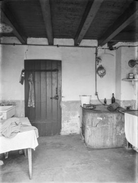 Küche oder Waschküche mit Ofen-Kessel und Ofen-Herd, Hamm, 1957. Standort unbezeichnet.