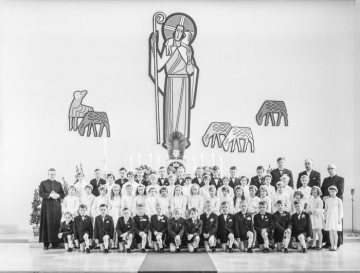 Kinderkommunion Ostern 1963, St. Bonifatius-Kirche. Hamm-Westen, Lange Straße. Rechts außen: Pastor Kiwitt.