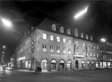 Sparkasse Hamm, Marktplatz: Das Gebäude der Hauptgeschäftsstelle mit Jubiläumsbanner "125 Jahre Sparkasse in Hamm 1840-1965".
