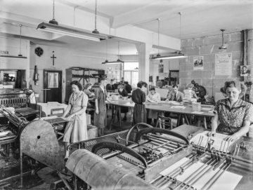 Arbeitsalltag in einer Druckerei in Hamm, August 1952. Möglich: Vestische Druckerei Griebsch in der Königstraße ("Westfälischer Anzeiger" und "Neueste Zeitung") oder Druckerei Breer & Thiemann.