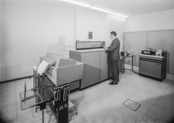 Sparkasse Hamm - Datenzentrale: Elektronische Datenverarbeitung auf dem "System 360" der US-amerikanischen Firma IBM (International Business Machines Corporation), 1971.