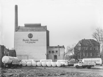 Kloster-Brauerei Pröpsting, Hamm: Betriebshof Nähe Oststraße und St. Agnes-Kirche, vermutlich Anlieferung neuer Lagertanks, 1959.