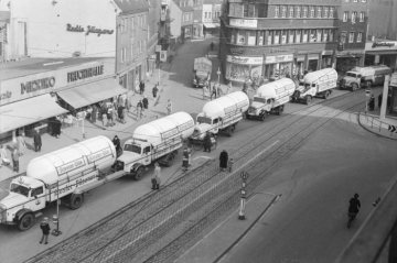 Tanklaster-Karawane der Kloster-Brauerei Pröpsting auf der Fahrt durch die Hammer Innenstadt - hier Höhe Westentor. Undatiert, um 1959 [?]
