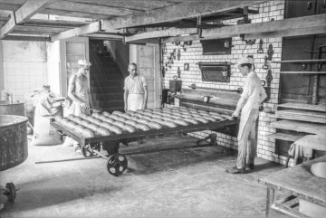 Bäcker in einer Brotfabrik, Hamm. Unbezeichnet, undatiert, 1940er Jahre [?]