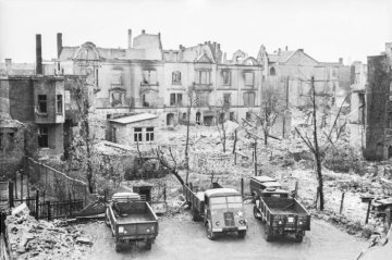 Kriegsschäden in Hamm 1940-1944: Ruine des Oberlandesgerichtes (Rückfront), aufgenommen vom Polizeigebäude Hohe Straße 80 (Hofseite). Vorn: LKW der amerikanischen Besatzung. Undatiert, um 1946 [?]