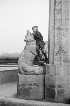 Kind am Bärenbrunnen - Hamm, Otto-Krafft-Platz. Undatiert, 1940er Jahre?  
