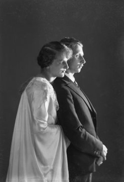 Friederike (Erika) Freiin von Fürstenberg (1911-1988), eine Nichte des Clemens August Kardinal von Galen (1878-1946), und Maximilian Freiherr von Boeselager zu Höllinghofen (1911-1989), verheiratet ab 1934. Atelier Viegener, Hamm. August 1933.