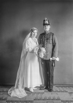 Hochzeit Erna und Bernhard Suren (Schutzpolizist) am 15. Oktober 1932. Atelier Viegener, Hamm. 