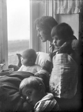 Familie des Malers Eberhard Viegener (1890-1967): Schwester Amanda Viegener mit Kindern.  Undatiert, um 1930 [?]