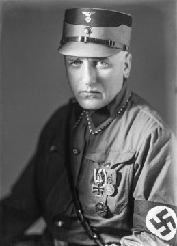 Fritz Multermann, Hamm, Vorsterhauser Weg 12a - Chef der Geheimen Staatspolizei (Gestapo) in Hamm 1933-1939, hier in der Uniform der Sturmabteilung (SA) der NSDAP. Atelier Viegener, Hamm, August 1933.