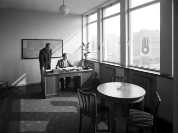 Direktorenbüro im Geschäftshaus der Versicherungsgesellschaft Deutscher Ring, Hamm, Marktplatz, 1954.