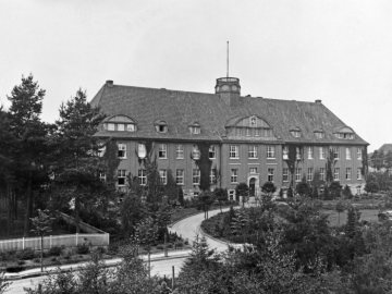 Provinzial-Heilanstalt Gütersloh, gegr. 1912: Verwaltungsgebäude von der Straßenseite. Undatiert, um 1928?