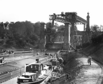 Schiffshebewerk Henrichenburg am Dortmund-Ems-Kanal, eingeweiht 1899: Einfahrt eines Frachtschiffes, um 1930?