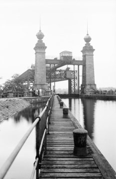 Schiffshebewerk Henrichenburg am Dortmund-Ems-Kanal, erbaut nach Plänen des Stettiner Schiffbauingenieurs Rudolph Haack, eingeweiht 1899. Vergleichsaufnahme von 2013 siehe Bild 11_3107.