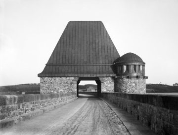 Die Möhnetalsperre - Schieberturm auf der 650 Meter langen Staumauer, erbaut 1908-1912, Architekt: Franz Brantzky, Köln, eingeweiht am 12. Juli 1913 - undatiert, um 1920?