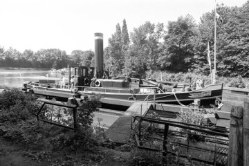 Freizeitkapitän vor der Schleuse des alten Schiffshebewerks Henrichenburg am Dortmund-Ems-Kanal bei Waltrop, Juni 1986.
