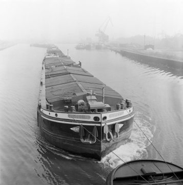 Frachtschifffahrt auf dem Rhein-Herne-Kanal bei Castrop-Rauxel-Bladenhorst. Undatiert, 1965-1972.