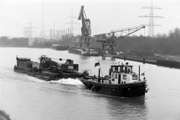 Werkstattschiff unterwegs auf dem Rhein-Herne-Kanal Höhe Victor-Hafen. Castrop-Rauxel, März 1982.