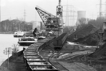 Rhein-Herne-Kanal, Kranbagger bei der Schüttgutverladung im Victor-Hafen. Castrop-Rauxel, Dezember 1985.
