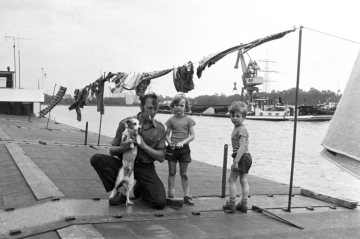 Waschtag - Schiffer mit seinen Kindern im Victor-Hafen am Rhein-Herne-Kanal. Castrop-Rauxel, Juni 1973