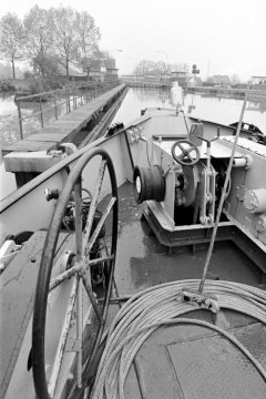 Binnenschiffer beim "Klarschiff machen" - Rhein-Herne-Kanal, Hafen Herne-Ost. Oktober 1978.
